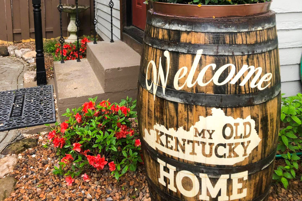 bourbon barrel that says welcome to my old kentuc ky home